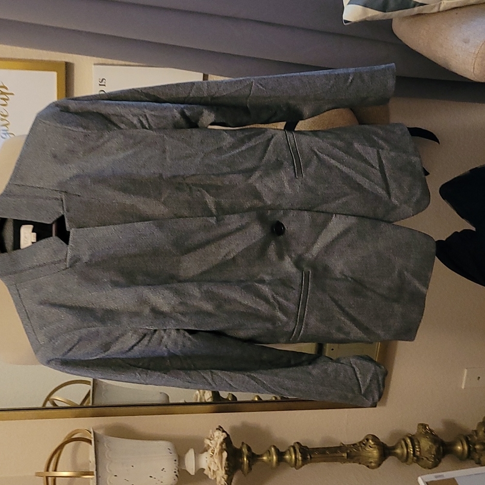 Fully lined, one button suit jacket. 👌